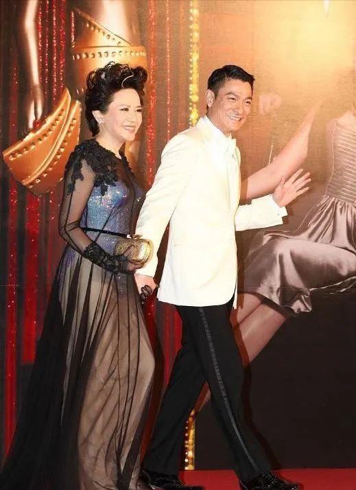 刘德华75岁干妈罕见亮相,穿薄纱长裙越老越敢打扮,迷人笑容治愈