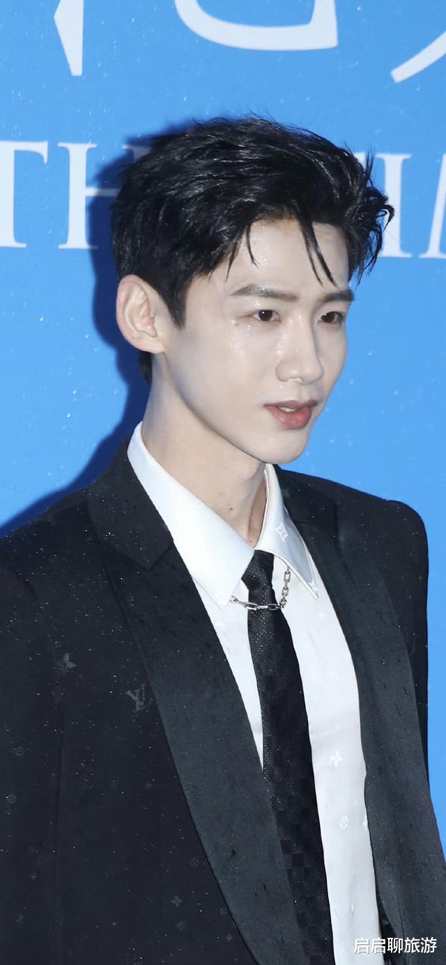 因为同样是穿西装,杨洋和白敬亭就很帅气,佟大为却显得很……肿?