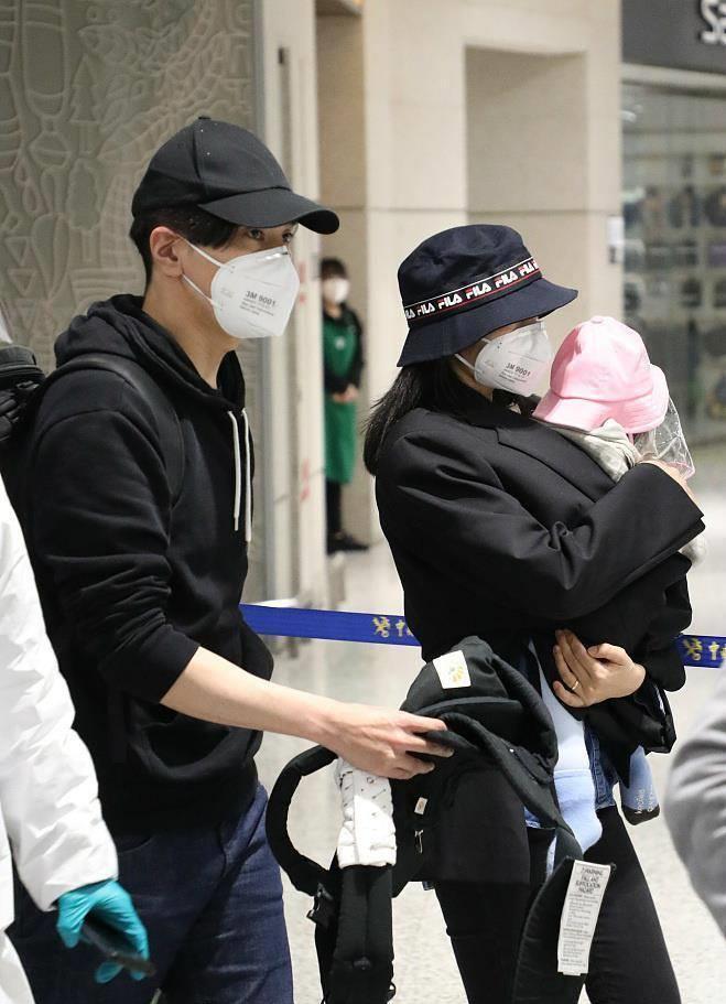 目前疫情正逐渐被控制住,娱乐圈明星也相继复工,而赵又廷与高圆圆也从