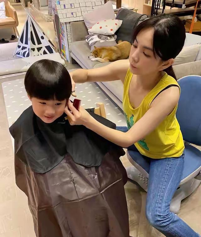 ella亲手帮儿子理发,4岁劲宝神似妈妈,2000多万元豪宅内景曝光_生活