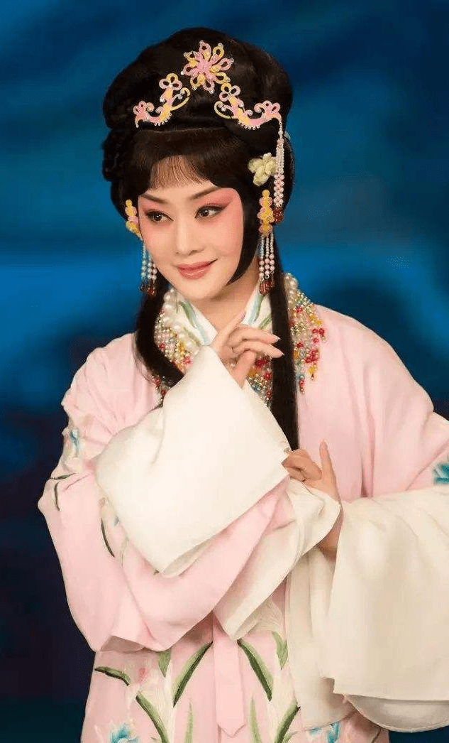 京剧大师李胜素,京剧第一美人,57岁风韵犹存