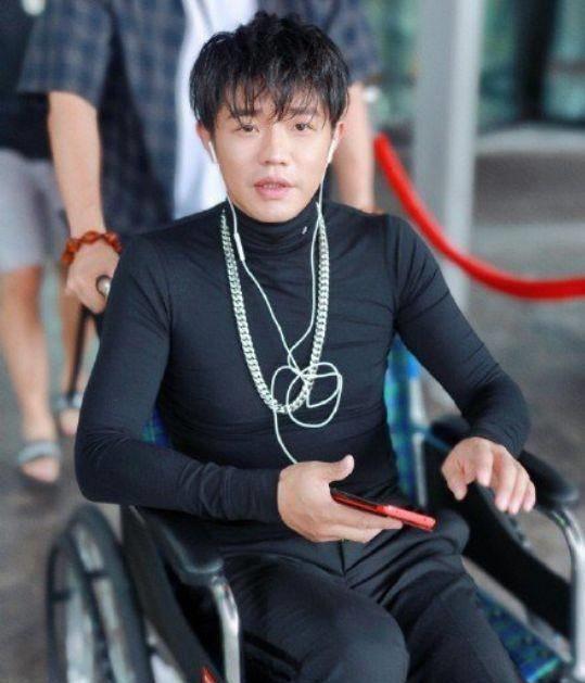 凤凰传奇组合,曾毅坐轮椅了_大陆_大江南北_音乐