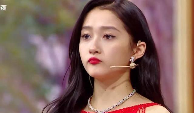 高情商体现,关晓彤为节目效果主动换上平底鞋,华晨宇身高暴露_杨颖大