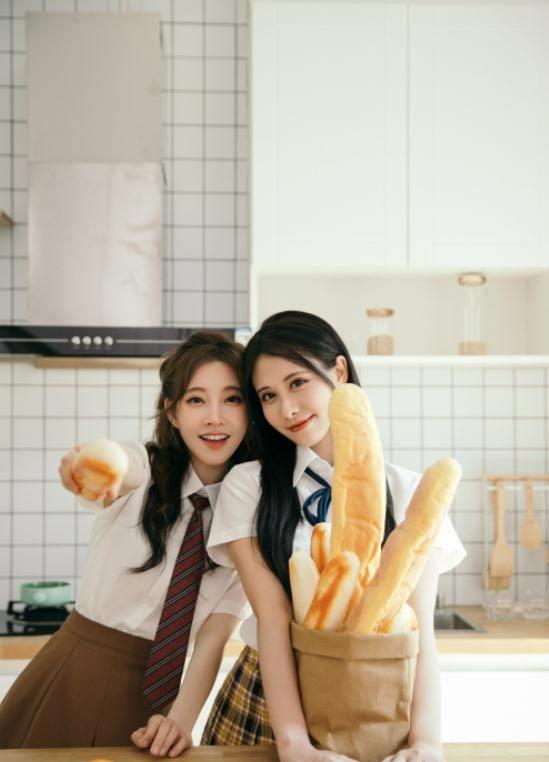 冯提莫与小仙若合照!对方是b站实力舞者,俩人这是要合作了?