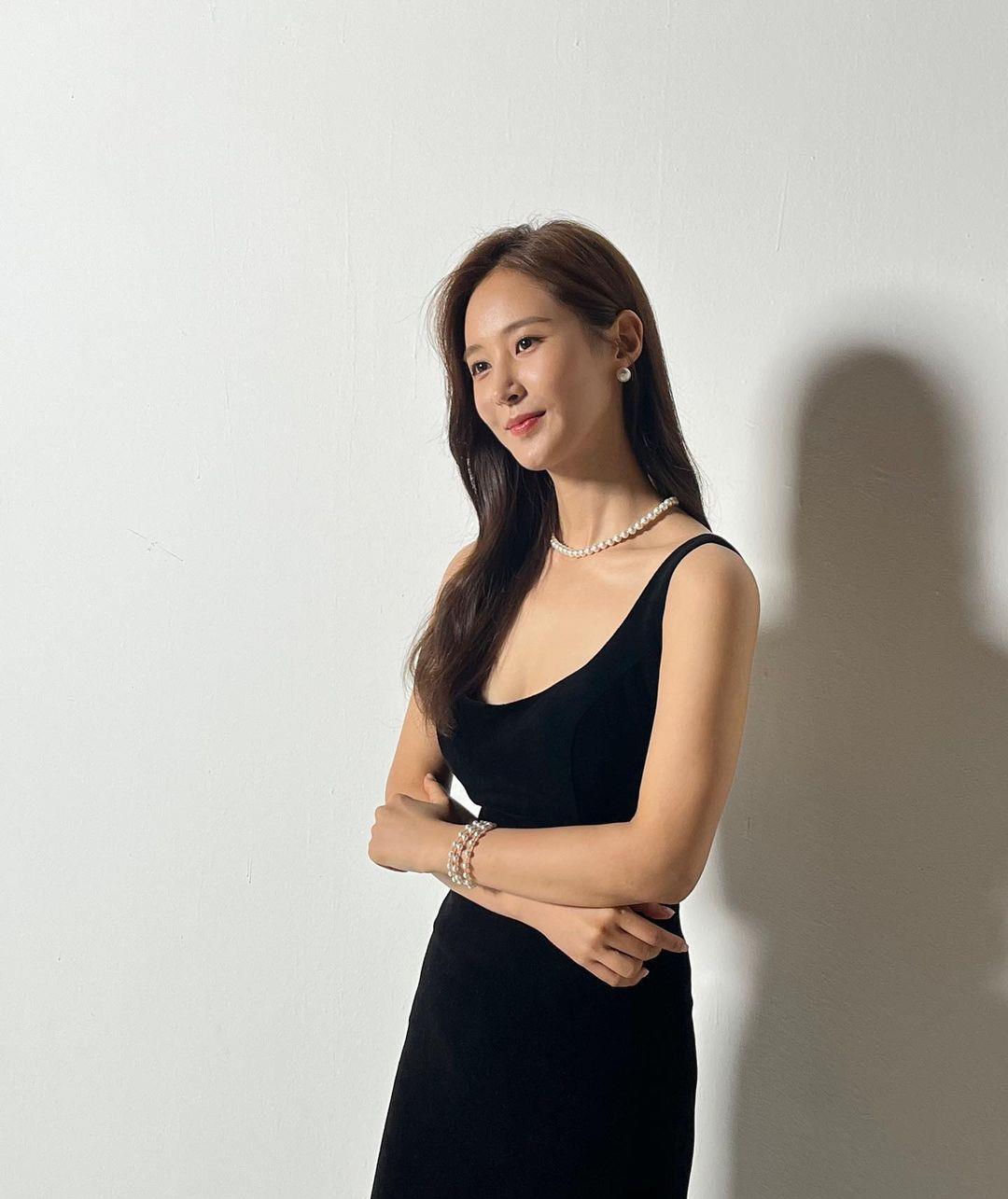 少女时代"黑珍珠"权宥利33岁黑裙妩媚_魅力_黑色_新剧