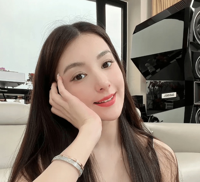 35岁方媛晒豪宅生活照,胸前29w黄金熊超吸睛,老公郭富城未现身_因为