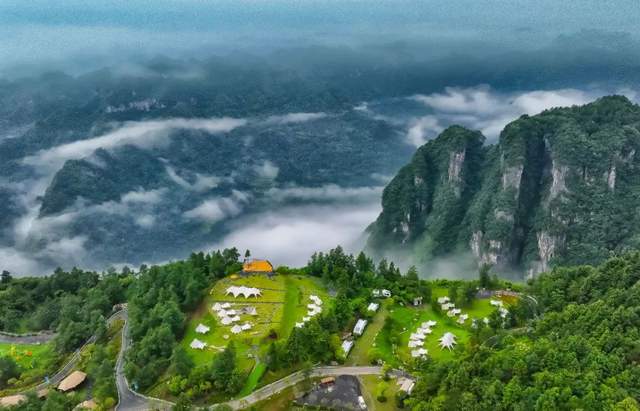 本人有效身份证可享受半价门票优惠游览矮寨奇观旅游区(仅限德夯厩