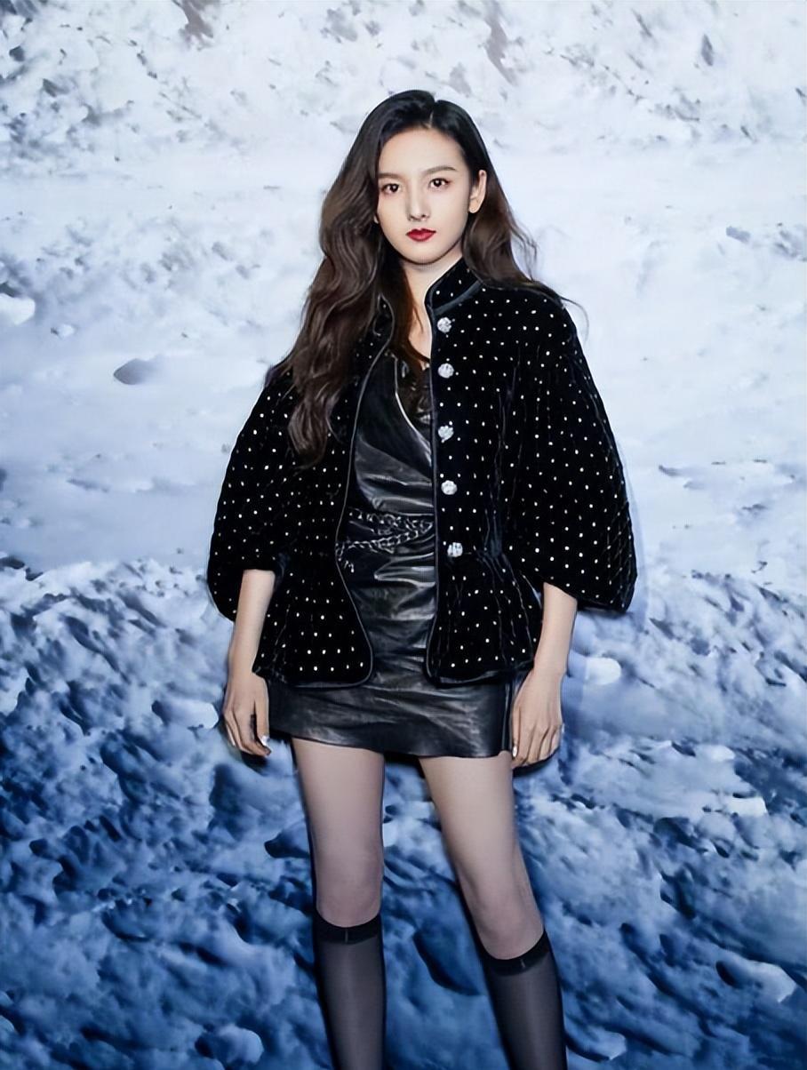 纱袜搭配黑色皮裙,宋祖儿的魅力,网友:太迷人了_时尚_女明星_女神