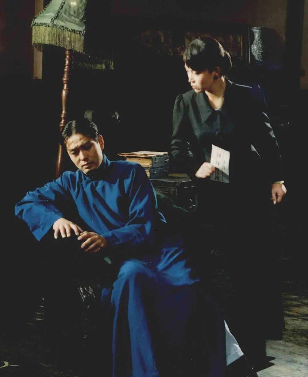 上世纪九十年代,濮存昕因为在电视剧《英雄无悔》中出演公安局长高天