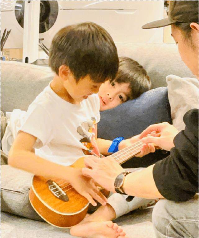 林志颖晒双胞胎学乐器,哥哥开心练习,弟弟躺沙发注视哥哥无心思_kyson