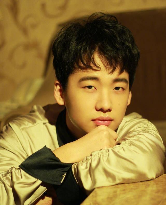 郭德纲小儿子近照,4岁郭汾阳留长发穿红衣,虎头虎脑惹人爱_麒麟_黑色