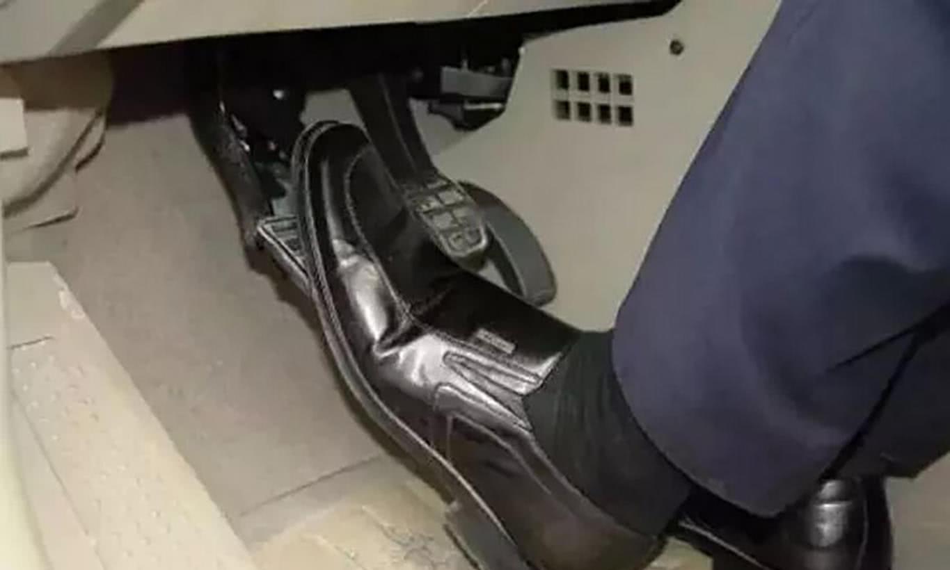 原创                手动挡汽车减速，究竟是先踩离合器还是先刹车？顺序搞错很伤车！-手动挡减速时先踩离合器还是刹车