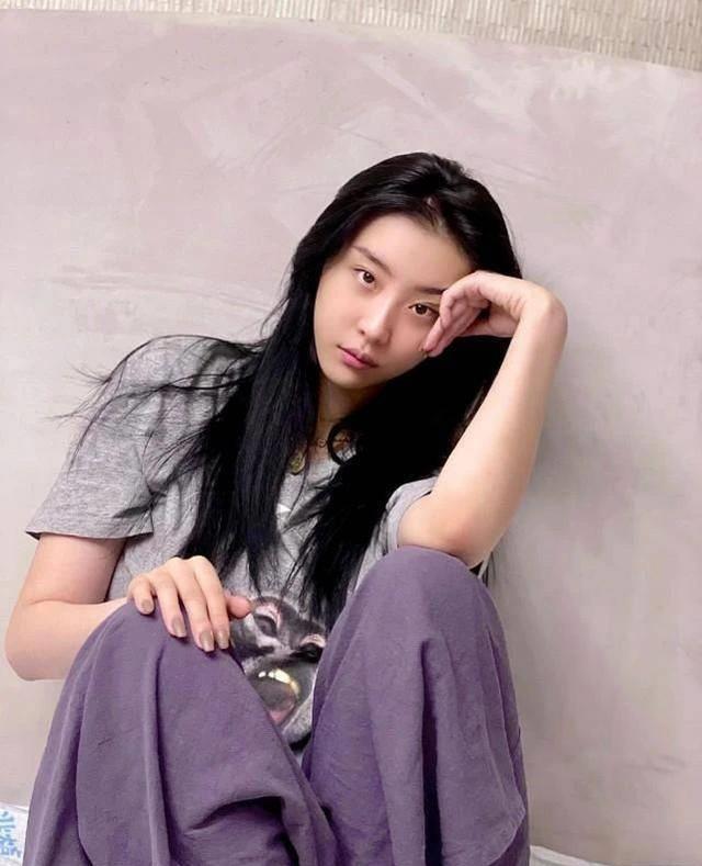 耿直女孩赵小棠:惹怒范丞丞,跨年唱歌跑调,却梦想成为演员_虞书欣
