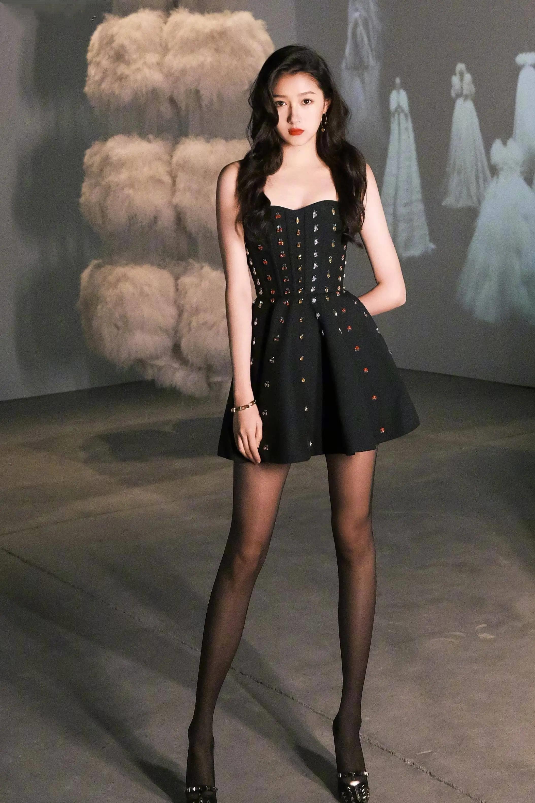 关晓彤:唯美迷人写真,这颜值太美了,春风十里不及你的美!_时尚