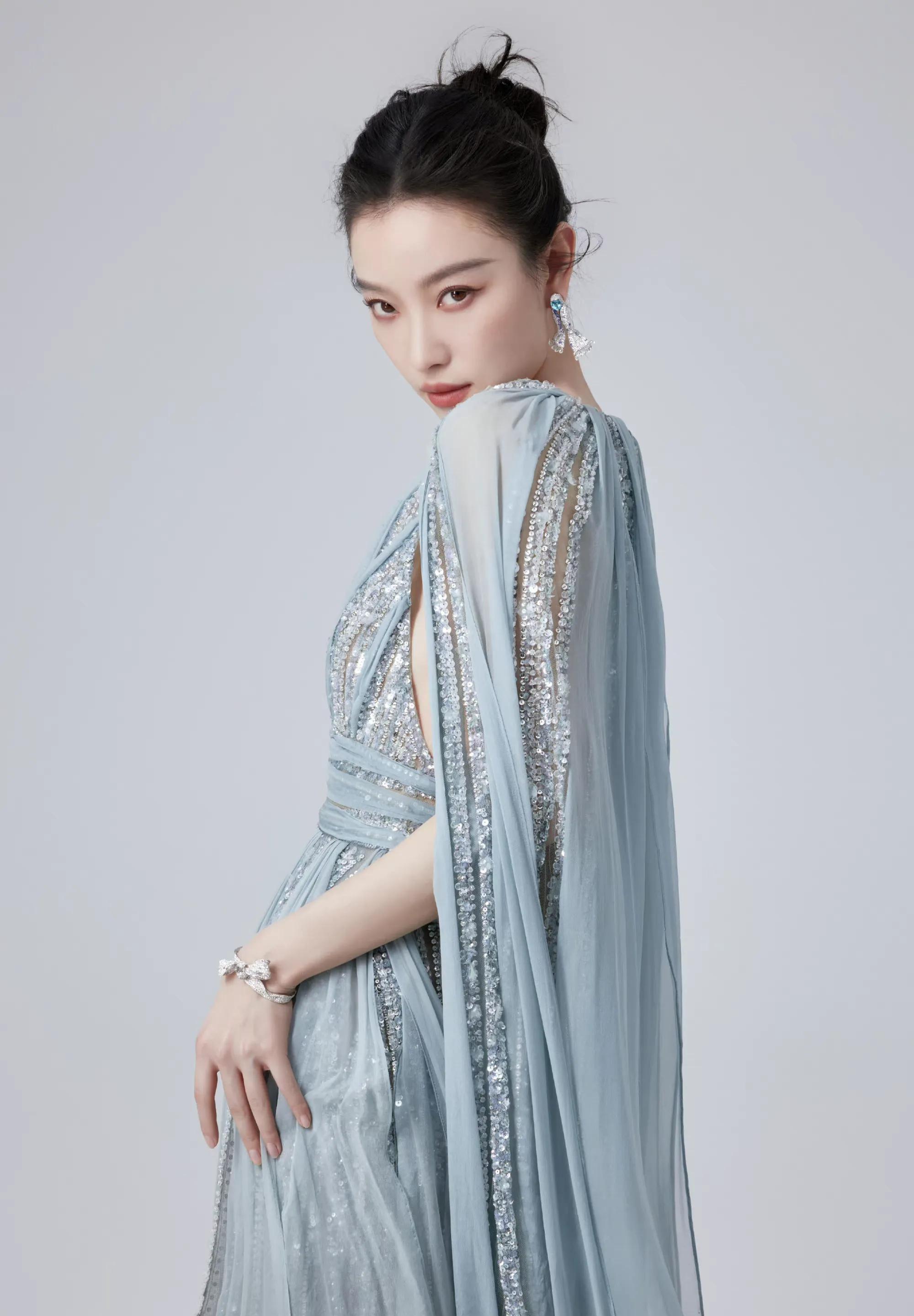 倪妮身穿天蓝色深v斗篷搭配亮片连衣裙时尚优雅高贵