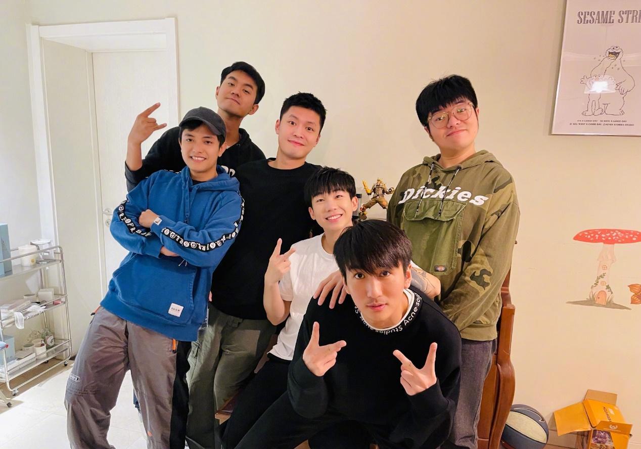 为白举纲庆生,在晒出的照片中,我们可以看到饶威,宁桓宇,于湉和张阳阳