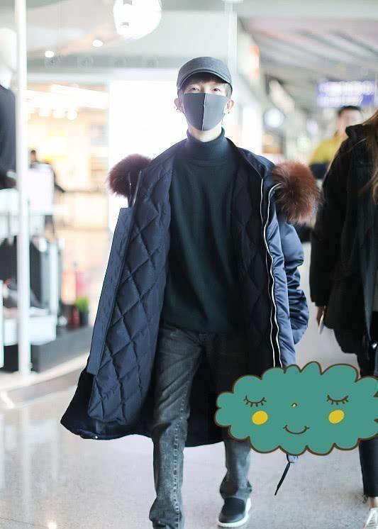 郭敬明穿毛领棉袄走机场,内搭军绿色高领,个子不高却穿出气场!