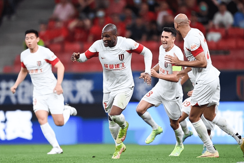 原创            0-1！上海海港拉胯，成都蓉城逆境绝杀，25场不败，武磊遭遇碰瓷（上海海港阵容名单）