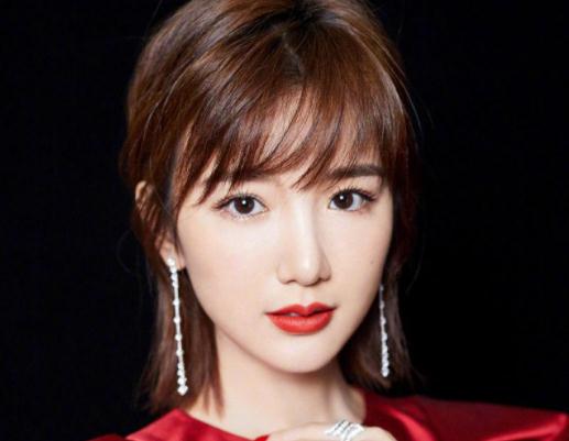 31岁毛晓彤真是放得开,大红色吊带裙秀时尚身材,烈焰红唇太温柔_皮肤