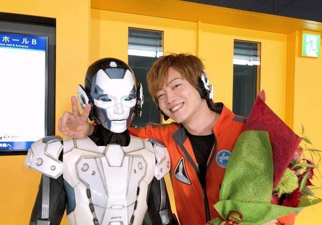 假面骑士01正式完结演员杀青收花图汇总粉丝:真的太辛苦演员了_支持