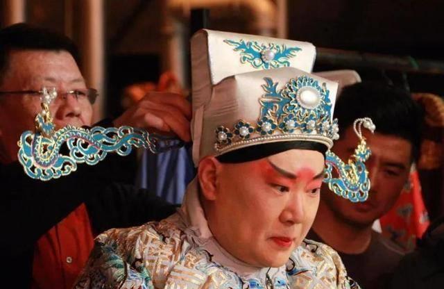 郭德纲穿蟒袍的样子像完全变了个人似的!_周信芳_京剧_麒麟