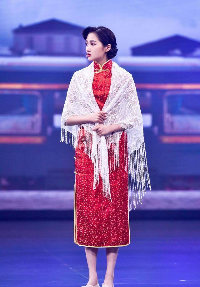 关晓彤这回美得高调呀,旗袍开叉到腰也敢挑战,越来越有女人味了_女孩