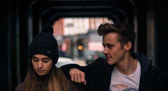 男女之间是单纯的友情,还是早已变质,关系变得"不正常",在很多方面都