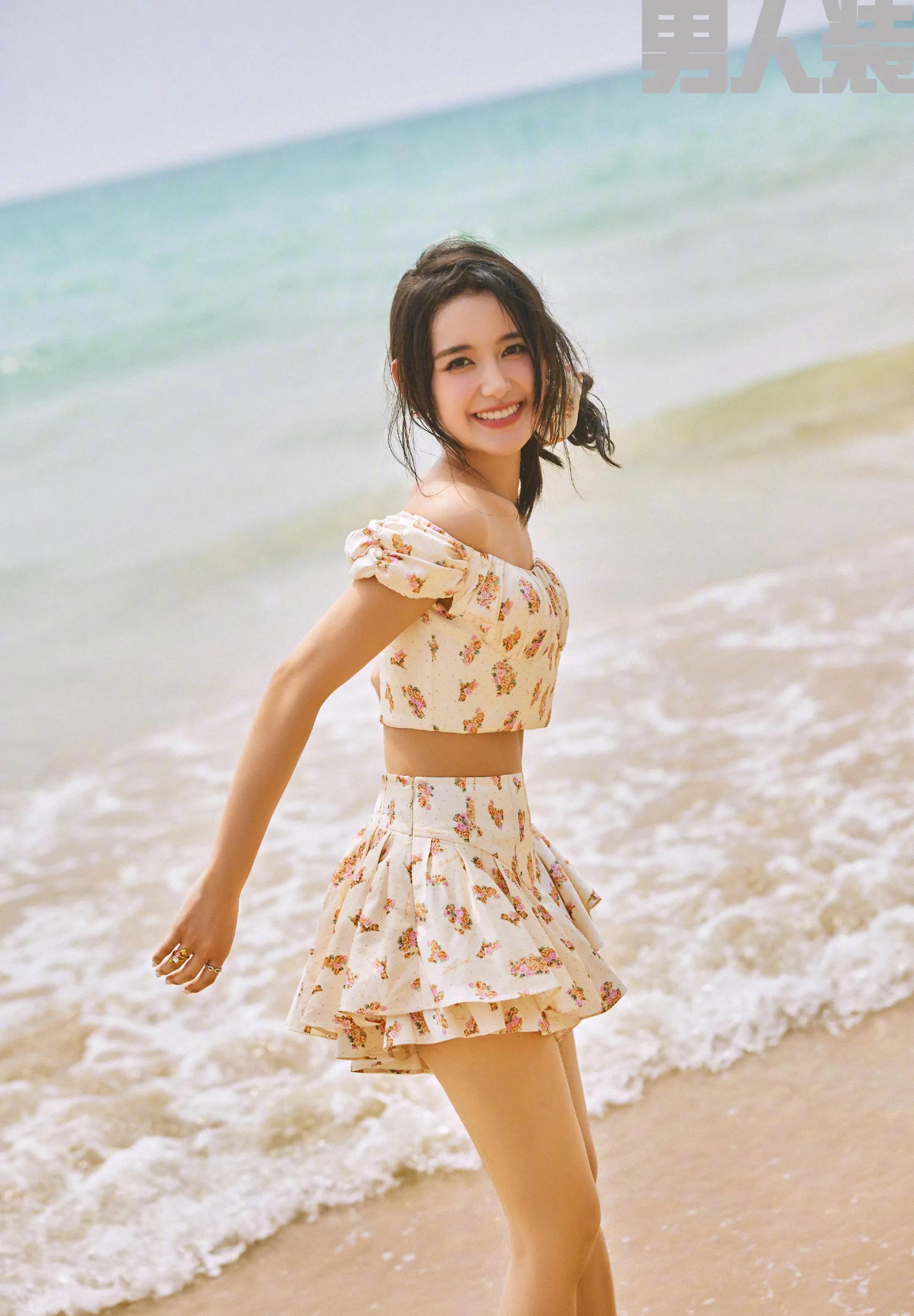 蒋依依《男人装》520点击率,粉红贝壳抹身材搭配短款热裙,演绎少女