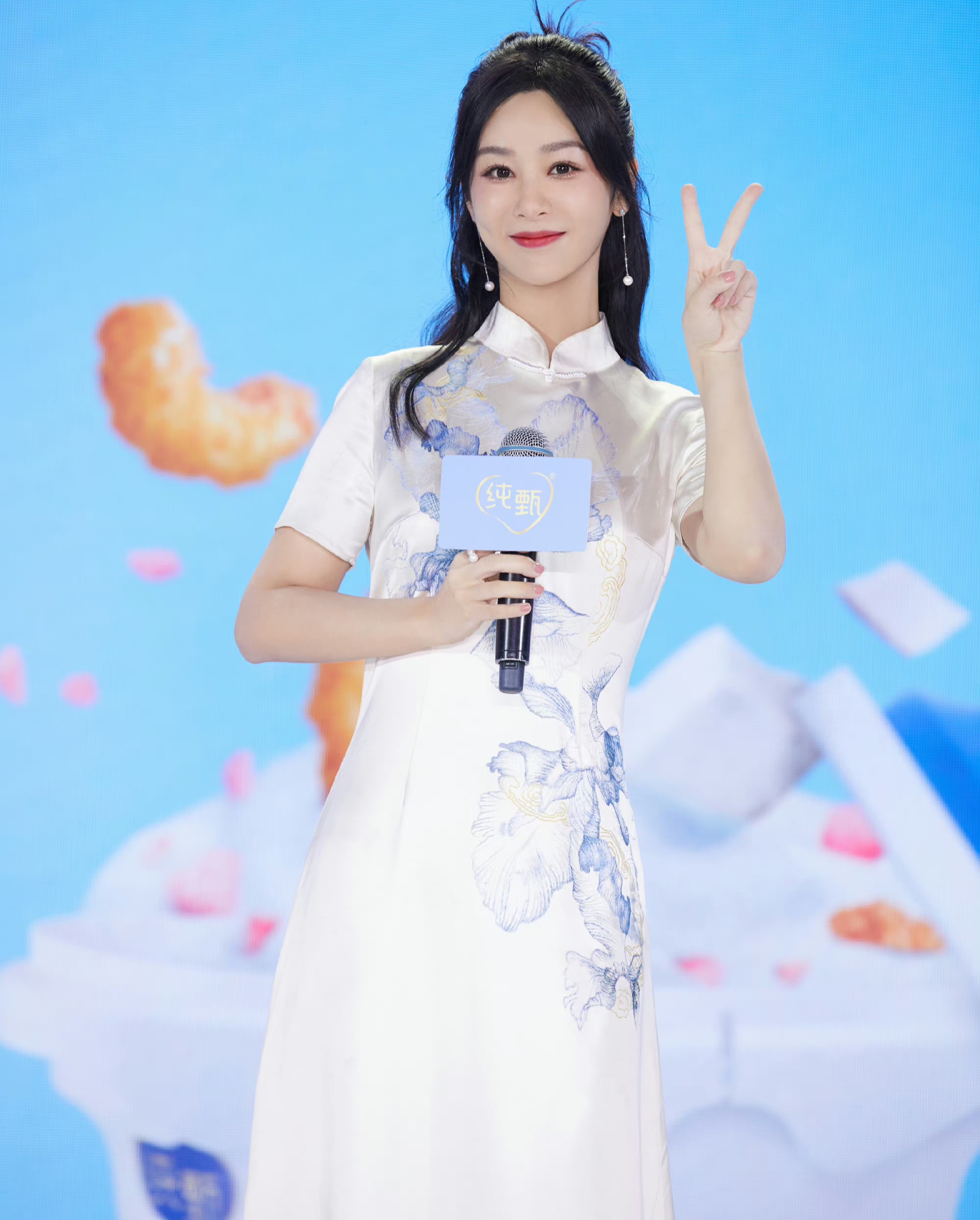 杨紫长发及腰旗袍造型好温柔,表示要拍出好作品让粉丝更有底气_活动