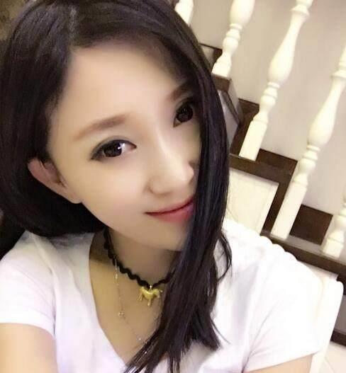 由于出众的外表还被媒体评为本山传媒十大美女之一,最近几年更是在多