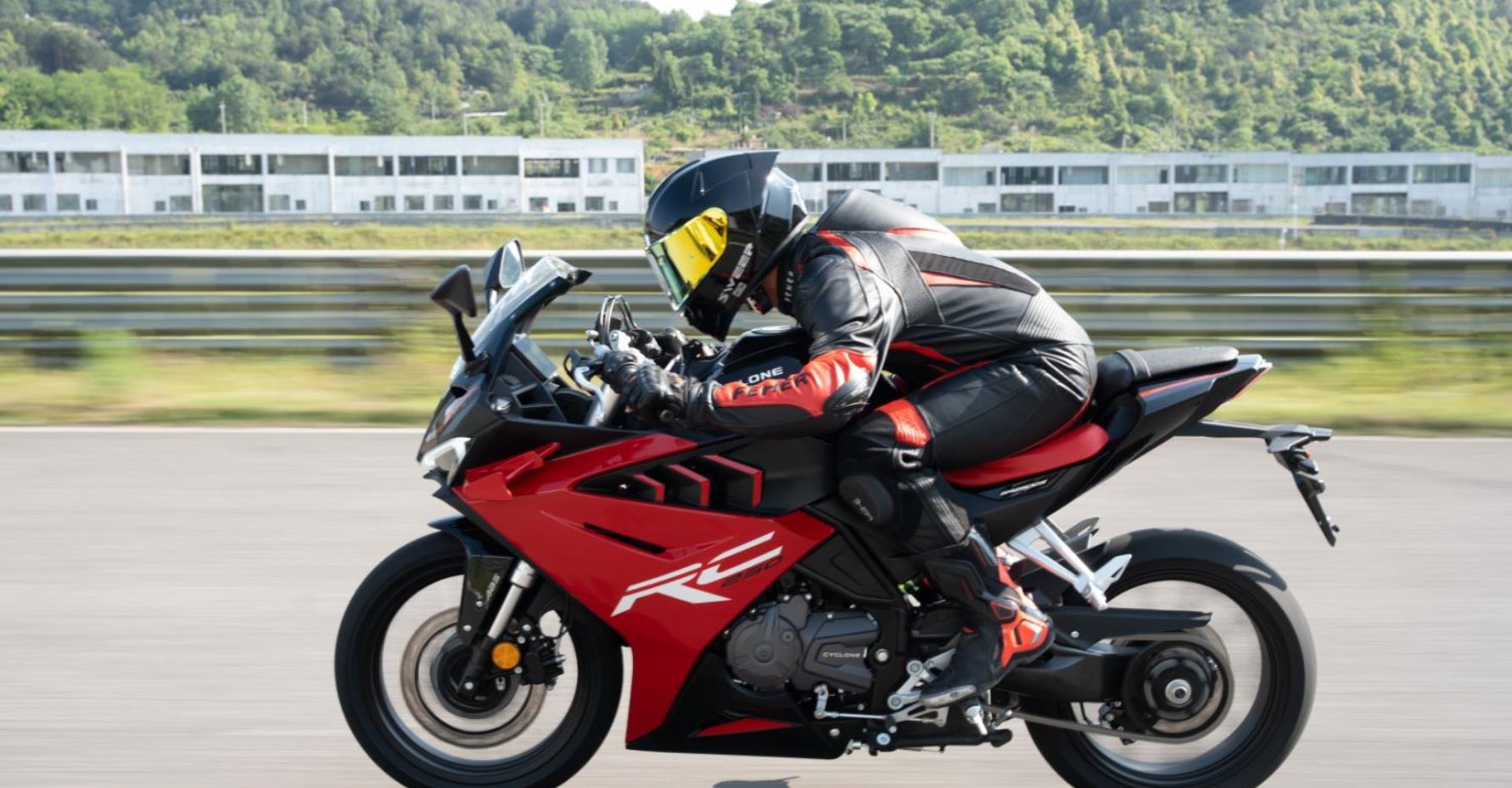 国产超轻量化入门仿赛,赛科龙rc250,赛事级动力调教输出更丝滑_搜狐