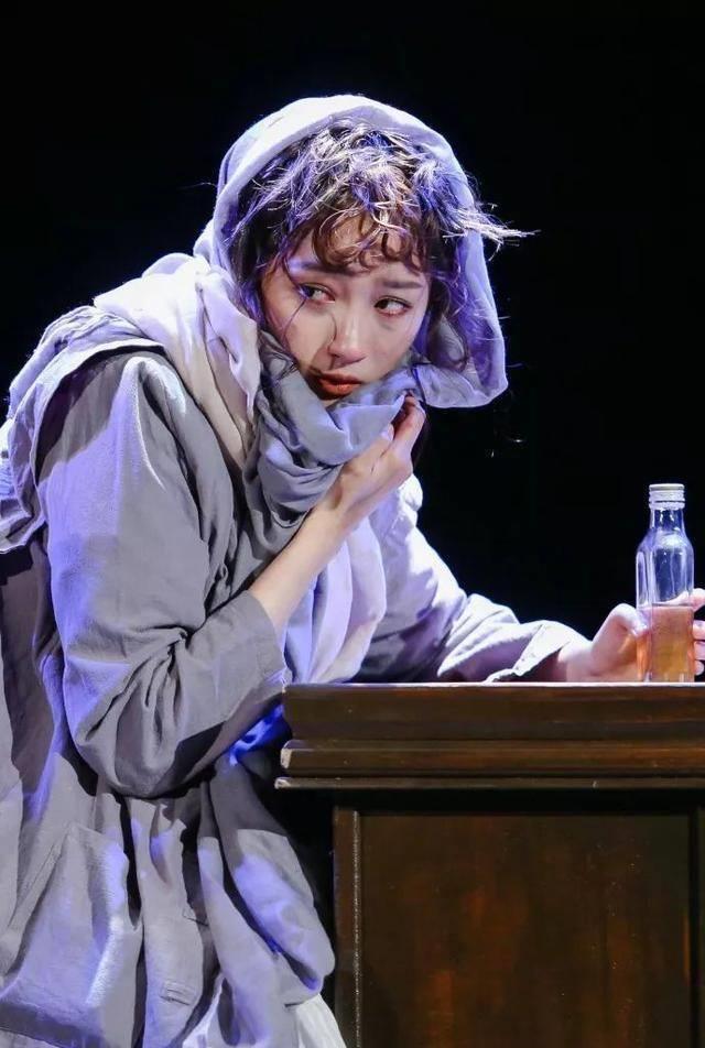 关晓彤爸爸发博为女儿感到自豪,赞女儿话剧《复活》演的很好_北电