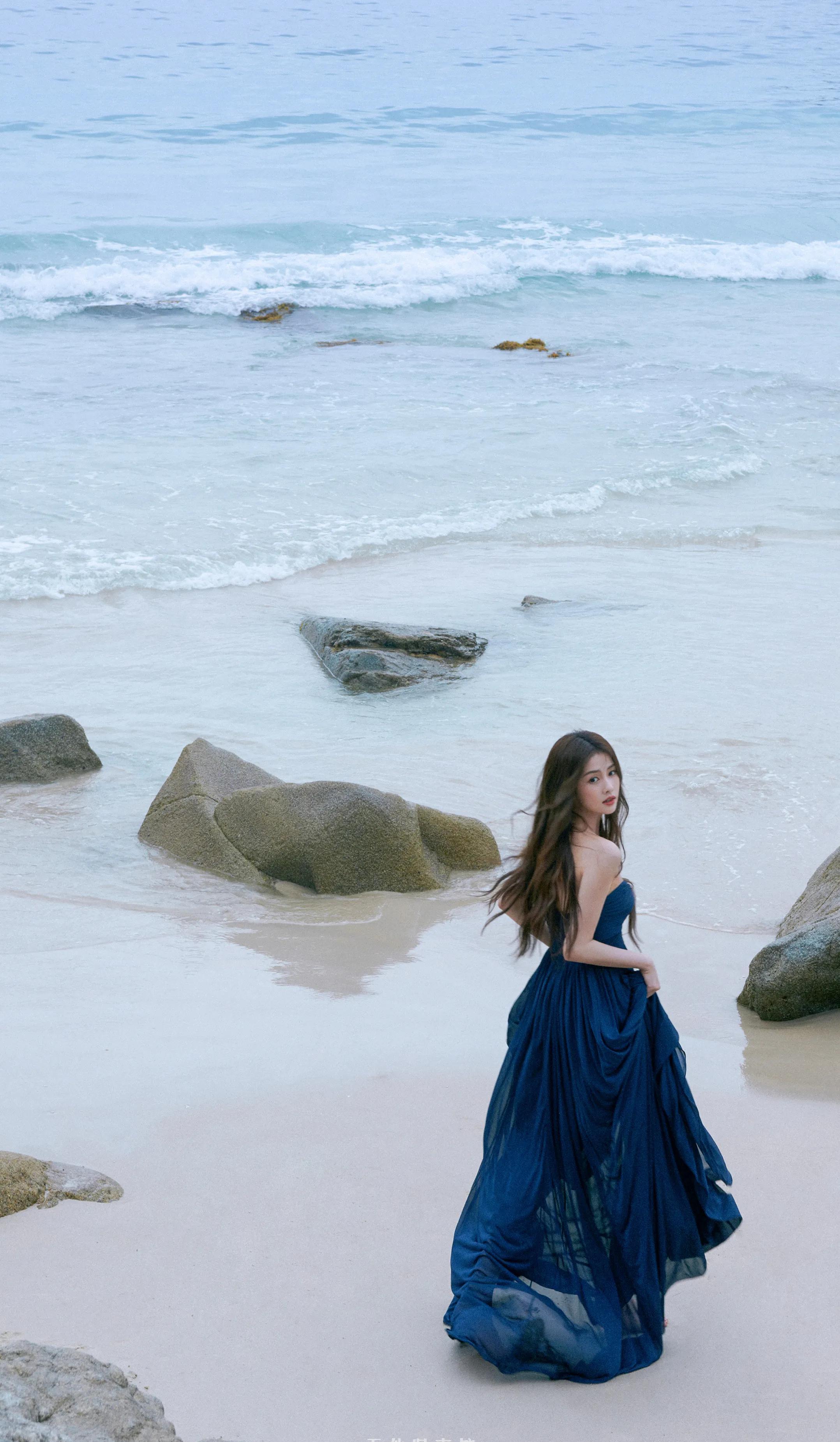 白鹿穿蓝色抹身材长裙好美好辣,海边拍照优雅又靓丽_白露_大海_人鱼
