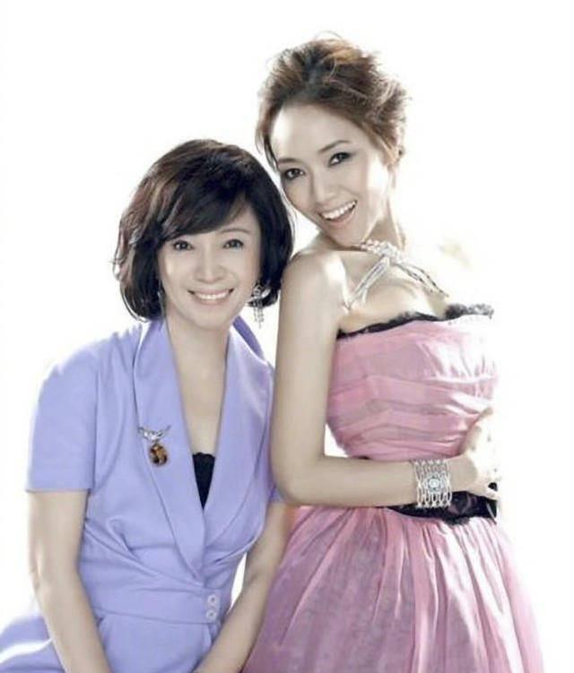 侯佩岑带老公和妈妈录节目,全家来内地捞金,侯妈妈真不像71岁_黄柏俊