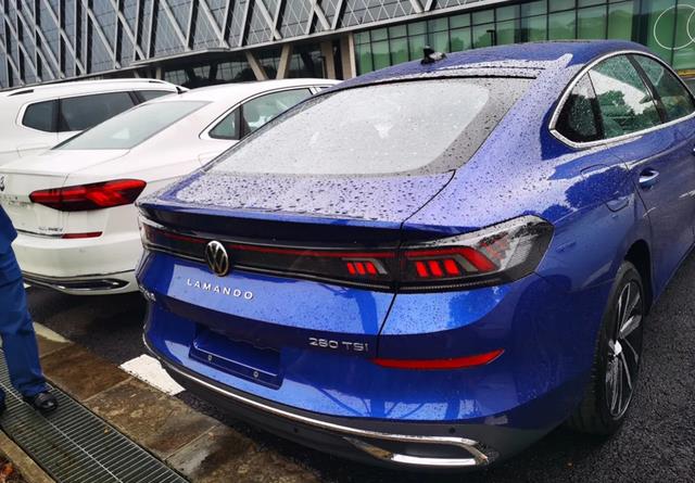 大众"青蛙脸"轿跑进店,挂牌自称辣馒头!