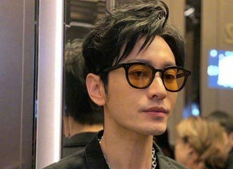 黄晓明近况惹担忧,一边吃饭一边戴呼吸机,他的身体状况如何?