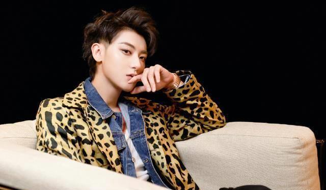 黄子韬拍卖个人收藏,坦言不是啥贵重东西,最高起拍价却超100万_爸爸