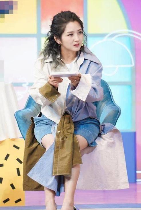 何洁瘦了真任性!在牛仔短裙外面穿长裙,别说,还真挺好看!