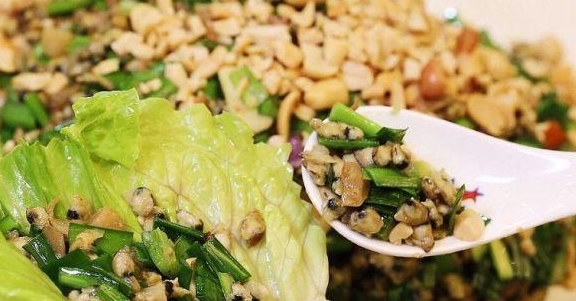 的陈村粉加上风味浓郁的排骨再浇上大海哥自家的秘制黄豆酱惹味无比