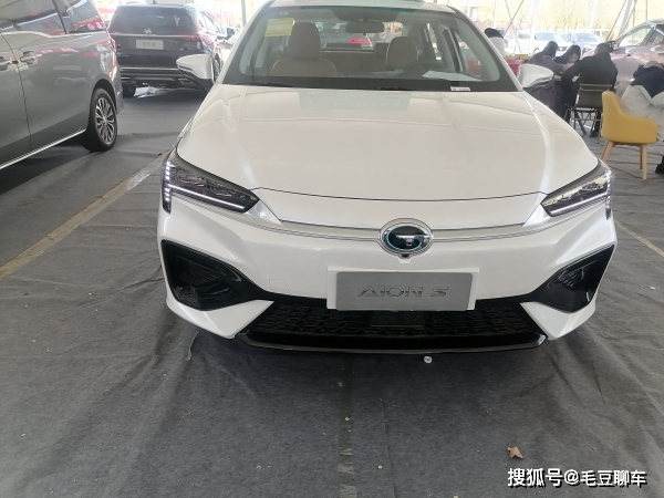 广汽埃安aion s实拍,紧凑型纯电家轿,纯电续航480km,表现如何_搜狐
