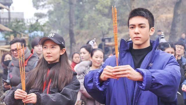 胡一天花无缺造型宽肩窄腰大长腿,网友:小鱼儿丑,胡一天更丑!