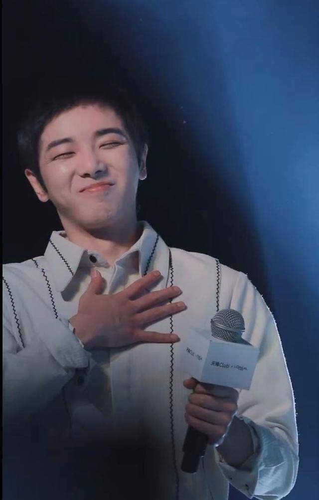 在睡衣趴的时候,当小姐姐对着华晨宇比心的时候,他笑眯眯地捂着胸口的