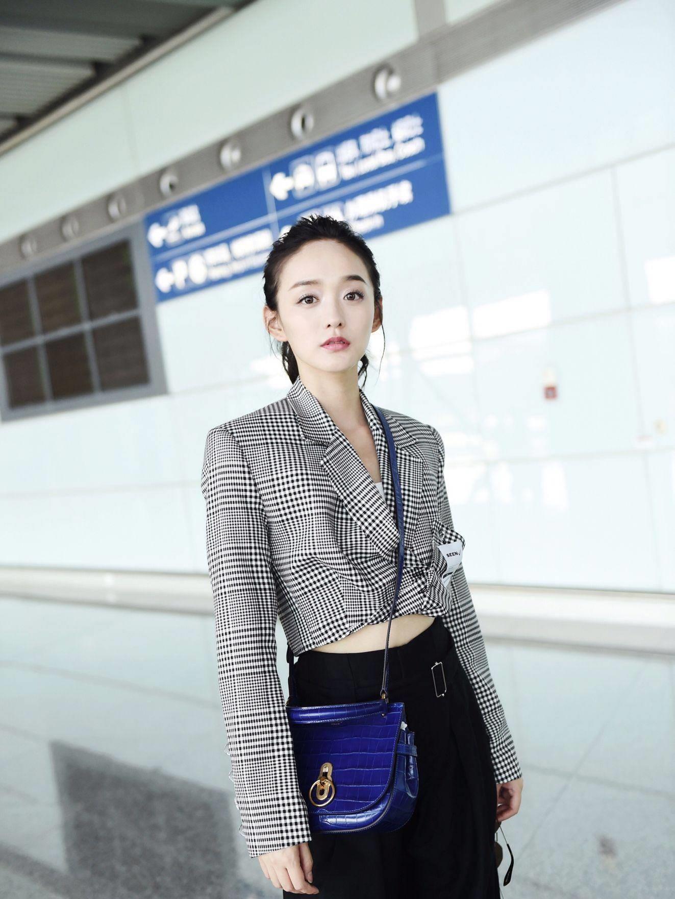 何泓姗机场照忒显高 网友:这得是多会穿呀_自然_格子_元素