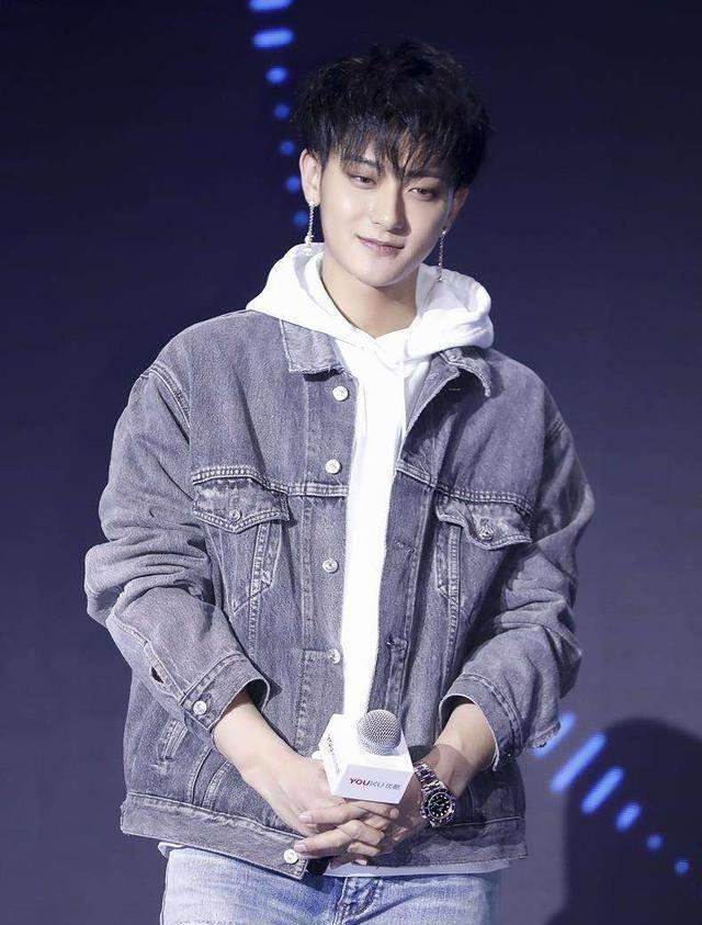 黄子韬疯狂迷恋iu,作为顶流艺人,他又一次亲身示范了什么叫理智_普通