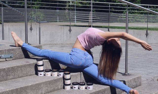 何穗穿紧身t恤配运动裤,看起来休闲显瘦,展现运动女孩强大气场_身体