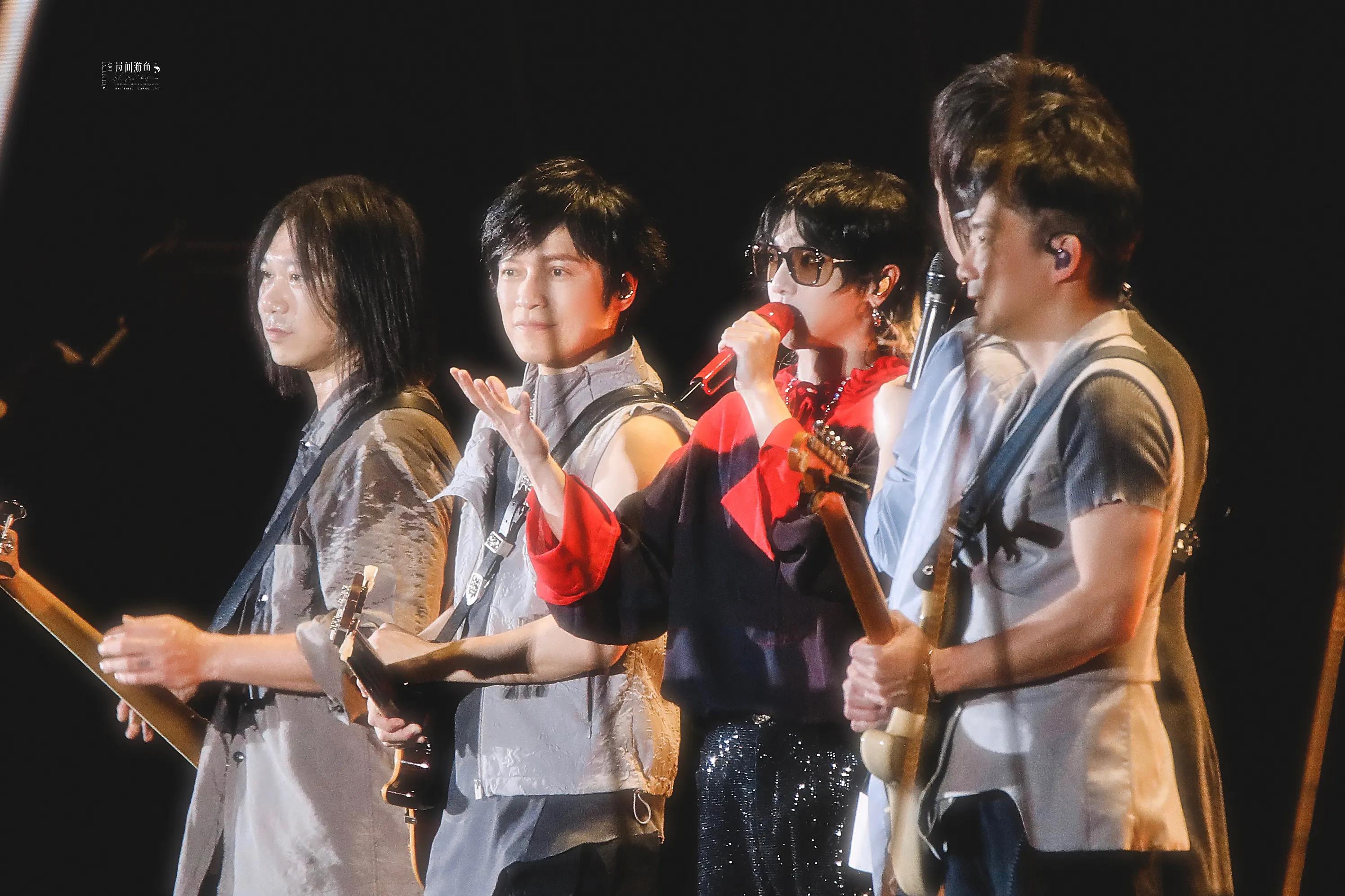 最年轻的鸟巢个唱者华晨宇助阵五月天演唱会,燃情开唱嗨翻全场!