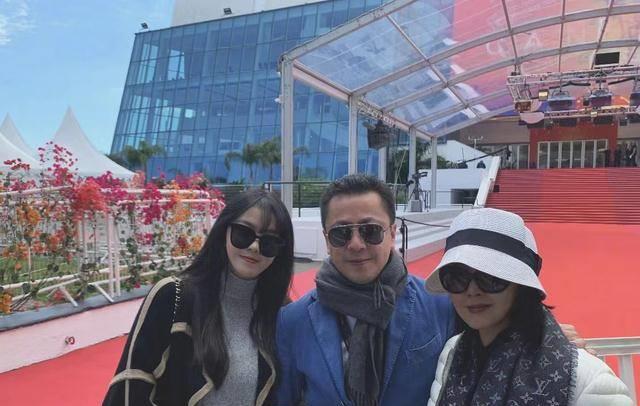 华谊千金王文也晒照片,带男友和朋友外出,贴身弯腰配合男友身高_运动