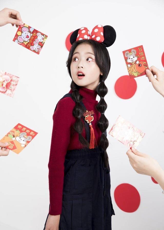 小编突然好羡慕这位张婉儿小朋友啊,看看我们千玺弟弟多么宠溺的眼神