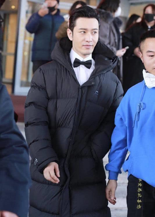 黄晓明现身,穿黑色长款羽绒服搭白衬衫,梳个大背头帅气儒雅!