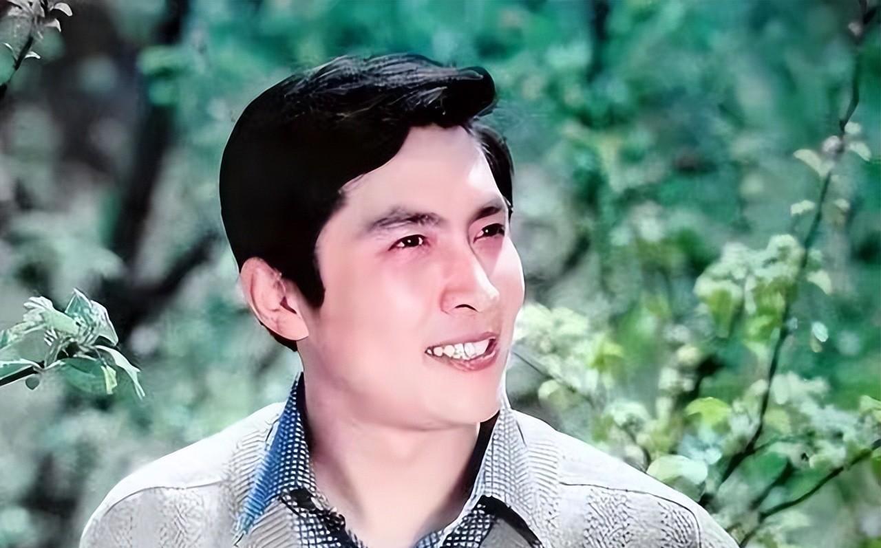 在唐国强和孙涛结婚的第二年,由唐国强主演的电影《小花》上映,而这部